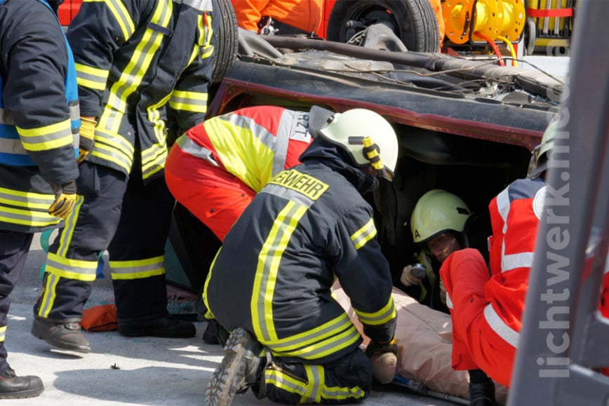 rettungseinsatz, feuerwehrleute bergen person aus unfallfahrzeug